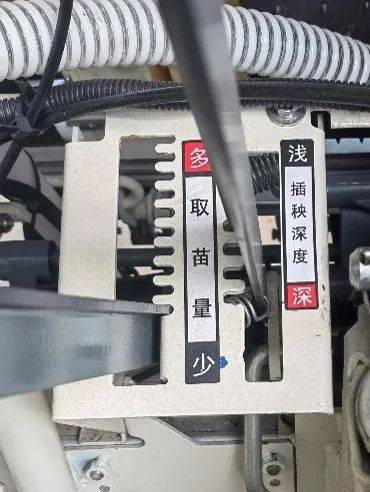 春耕正當(dāng)時<strong></p>
<p>插秧機
</strong>，沃得驍龍高速乘坐式插秧機為您的水稻種植助力！:插秧機
