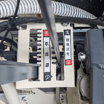 【機(jī)型介紹】“智”繪綠野！變量施肥、精準(zhǔn)插秧<strong></p>
<p>插秧機(jī)
</strong>，沃得驍龍插秧機(jī)盡顯“科技范兒”:插秧機(jī)
