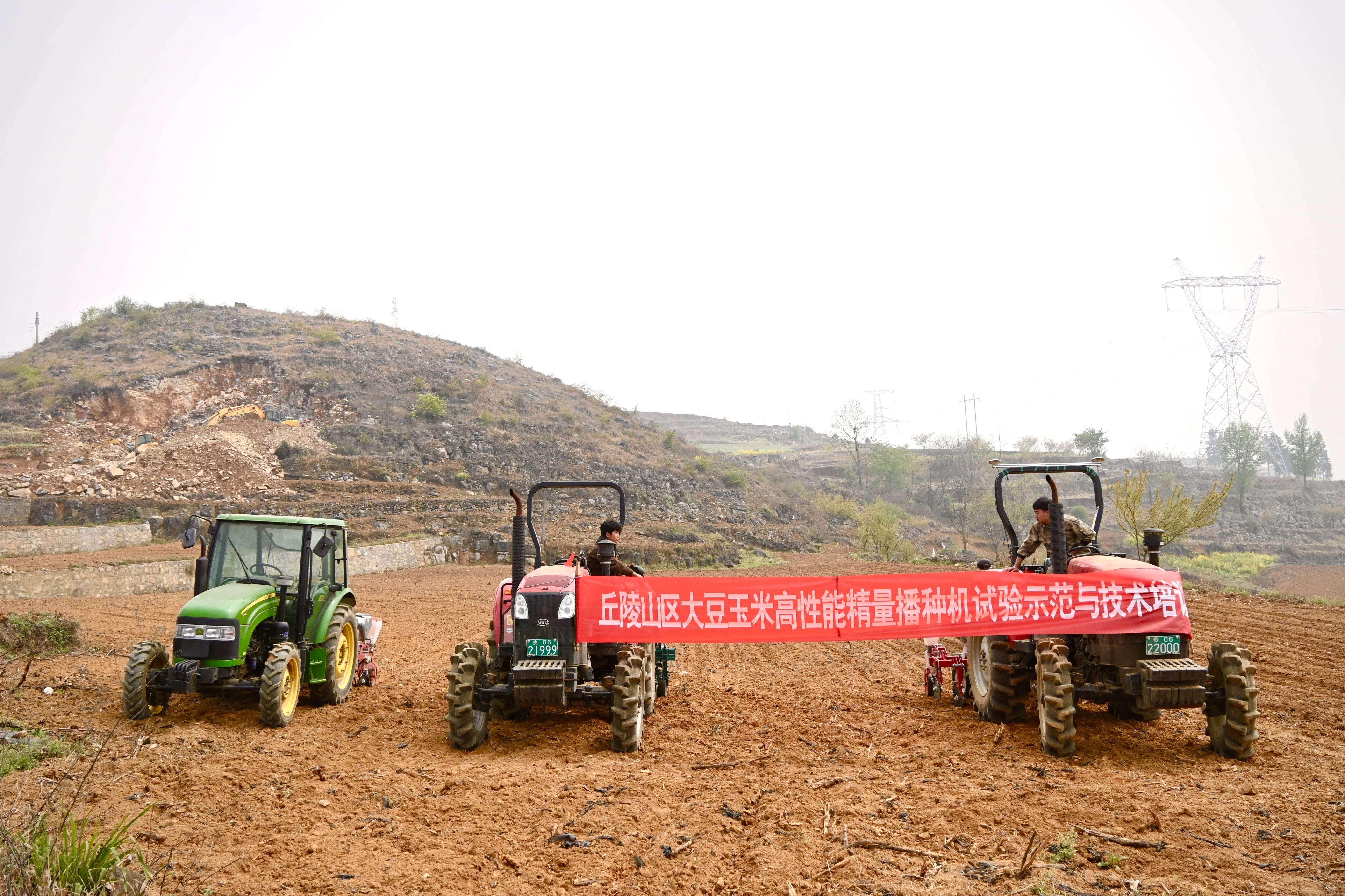 畢節(jié)市大方縣——丘陵山區(qū)玉米大豆高性能精量播種機培訓舉行:玉米收獲機