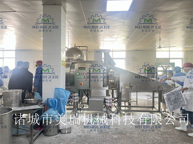 小酥肉鍋包肉滾筒式上粉機(jī) 香甜玉米粒滾筒上粉機(jī) 玉米粒上粉機(jī) 黃金蝦滾筒上粉機(jī) 新款環(huán)保型滾筒上粉機(jī) 油炸機(jī):玉米收獲機(jī)